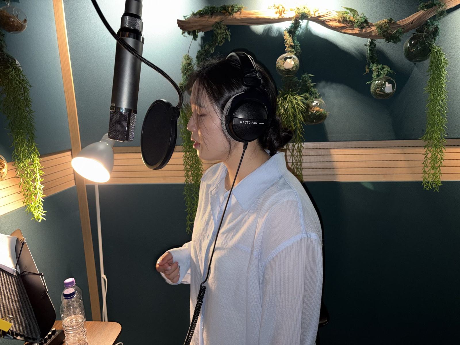 보컬 녹음 중